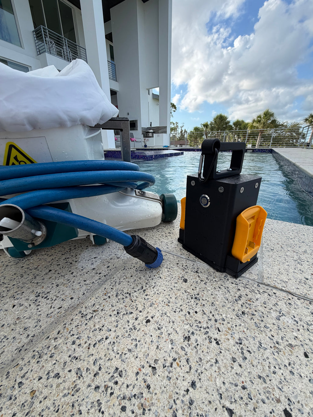 Black Flag DeWalt Power Station for Hammerhead® Remora